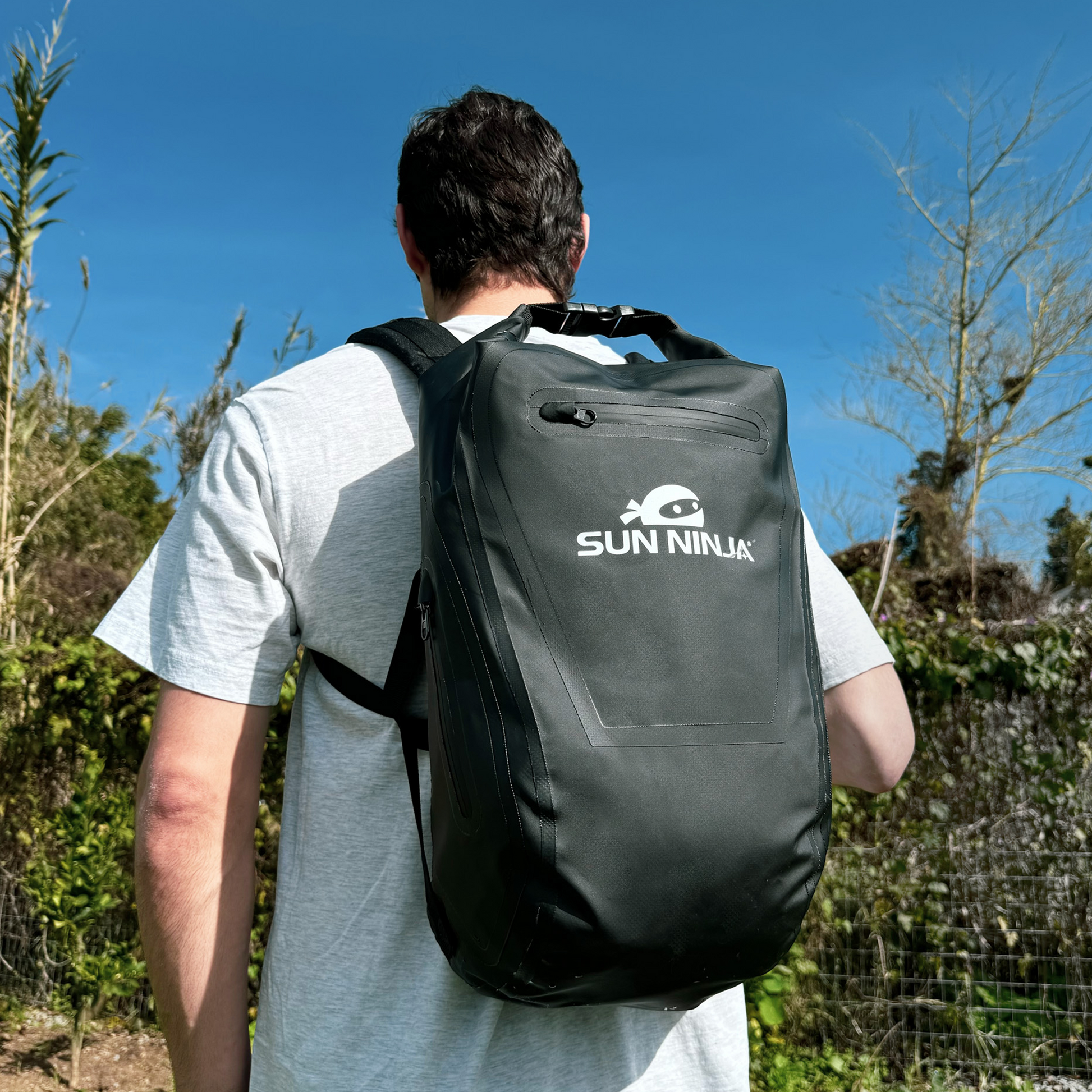 dry-bag-backpack-j3 Drybag_backpack_black_5_27bbd494-5355-4b02-bc6a-e95a0c88f09c.png